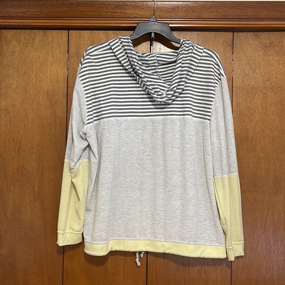 ⭐️ Lightweight hooded top. Size 2x - Picture 5 of 5